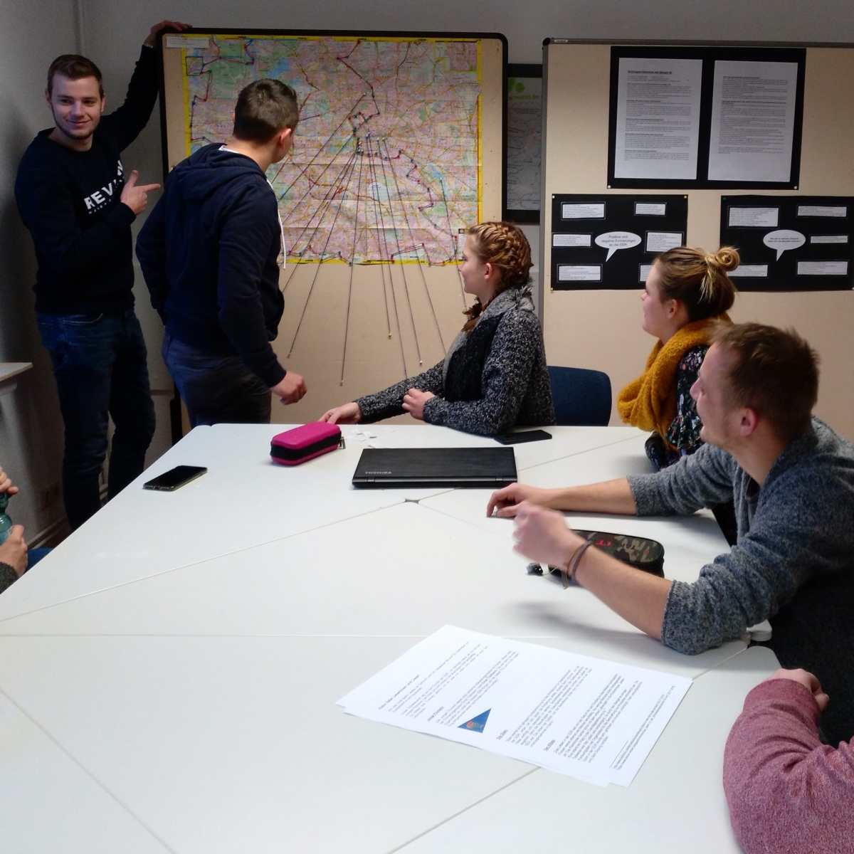 Ausstellung „Auf den Spuren der DDR“ im Studiercafé eröffnet