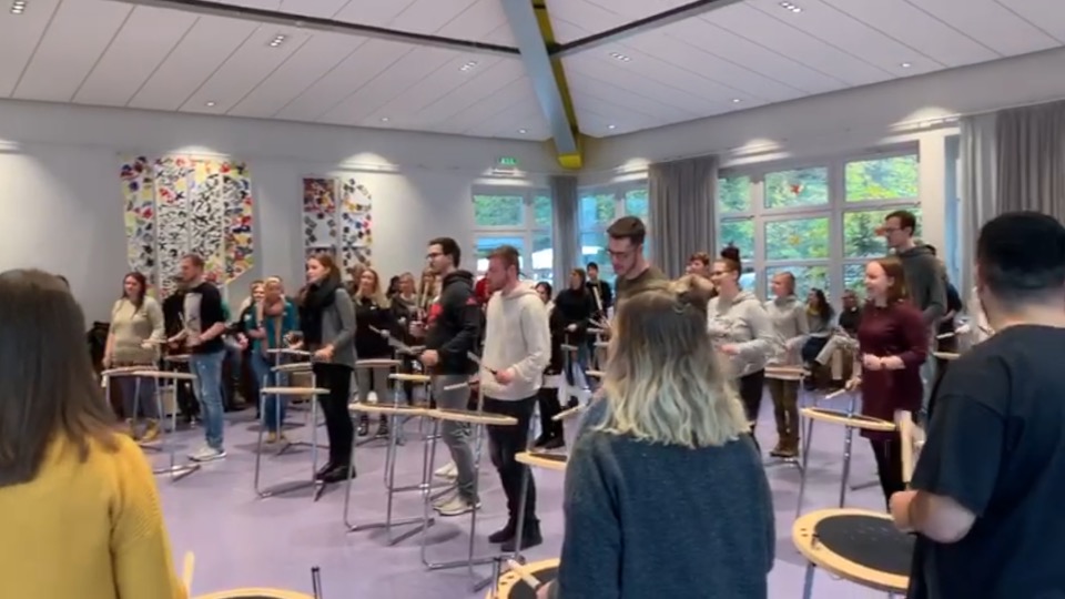 Drumbob bewegt…! Mentor*innen für Projekt mit Kindern in VPKA-Horten gesucht
